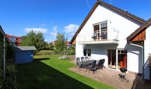 Hausansicht mit Terrasse und Balkon