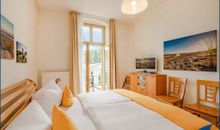 Schlafzimmer 1 mit TV, Doppelbett und Balkon