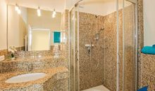 Badezimmer mit Dusche und WC