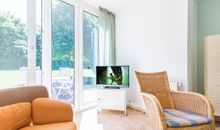 Wohnzimmer TV große Terrassenfenster