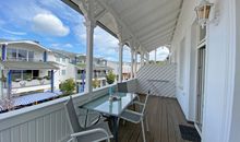 bestuhlter Balkon mit Blick zur Straße