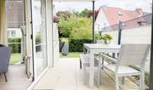 Südterrasse mit eingezäuntem Garten