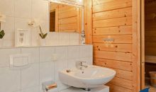 Badezimmer mit Sauna und Dusche