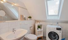 Zweites Badezimmer mit Wanne und Waschmaschine