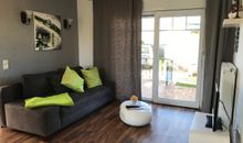 Wohnzimmer mit Sofa und Terrassenzugang