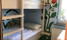 Kinderzimmer mit Etagenbett und Kommode