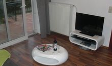 Wohnzimmer TV und kleiner Tisch