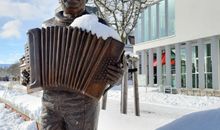 Bronzefigur vor der Tourist-Information