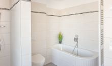 1. Badezimmer im 1.OG mit ebenerdiger Dusche