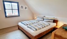 2. Schlafzimmer mit Doppelboxspringbett