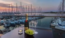 Abendstimmung auf der möblierten Terrasse