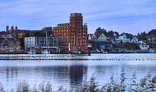 Der Speicher liegt prominent am Hafen in Kappeln an der Schlei