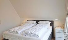 2.Schlafzimmer mit Doppelboxspringbett im Dachgeschoss