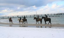 Reiter am winterlichen Strand