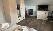 Pier 16 - 1. Schlafzimmer mit Boxspringbett und TV