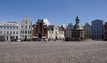 Marktplatz mit Wasserkunst in Wismar