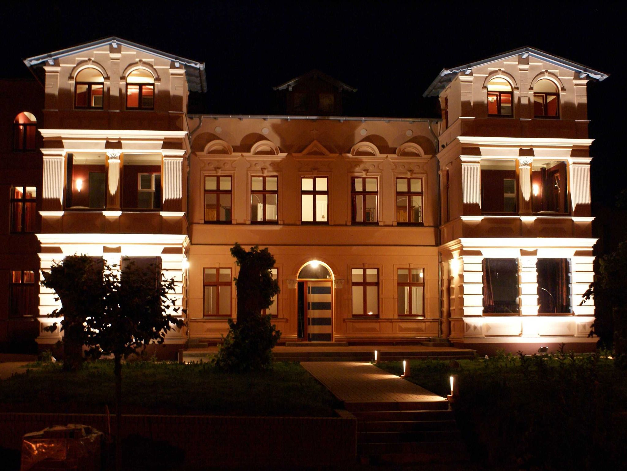 die Villa bei Nacht