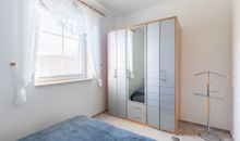 Schlafzimmer mit Kleiderschrank