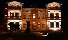 die Villa bei Nacht