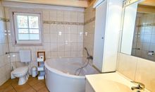 Badezimmer mit Whirlwanne, Dusche und Sauna