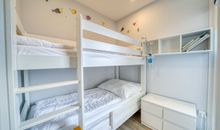 Kinderzimmer mit Etagenbett unt TV