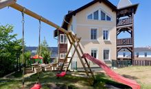 Garten mit Spielplatz