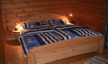 Schlafzimmer mit Doppelbett