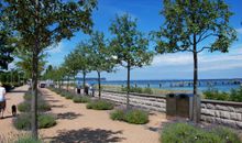 Kinderspielplatz auf dem umzäunten Grundstück