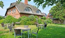 Ferienwohnungen im Landhaus am Deich mit großem Garten