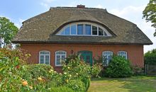 Ferienwohnungen im Landhaus am Deich mit großem Garten