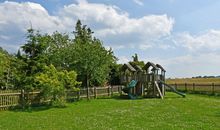 Ferienwohnungen im Landhaus am Deich mit großem Garten