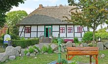 Ferienwohnungen im Landhaus am Deich mit großem Garten