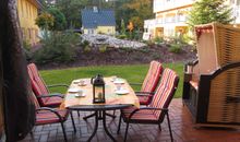 Terrasse mit Blick in den Garten