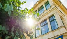 Wohnzimmer mit Zugang zum Balkon (links) und zur Dachterrasse (rechts)