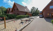 Haus 23 lnnks himterm Sandkasten