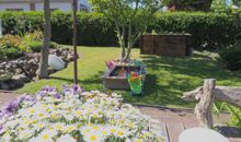 Garten mit Spielplatz