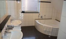 Bad mit 2 Waschbecken, Dusche und Badewanne