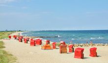 Strand mit roten Strandkörben