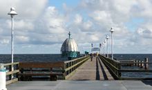 Seebrücke und Tauchgondel an der Promenade von Zinnowitz