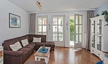 Wohnzimmer mit Zugang zum Balkon