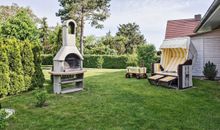 Garten mit Strandkorb und Grillkamin