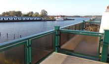 Blick aus dem Strandkorb auf den Hafen und den Peenestrom