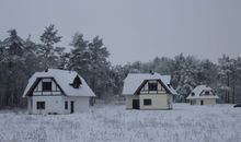 Ferienhaus mit Nachbarhäusern im Winter