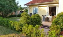 Idyllische Terrasse im Grünen, geschützt durch die Eibenhecke, eigenes Grundstück