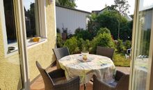 Schön angelegter Garten, Terrasse mit Markise