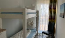 kleines Schlafzimmer mit Hochbett