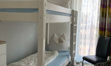 kleines Schlafzimmer mit Hochbett