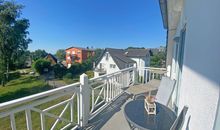 bestuhlter Balkon mit Blick ins Grüne