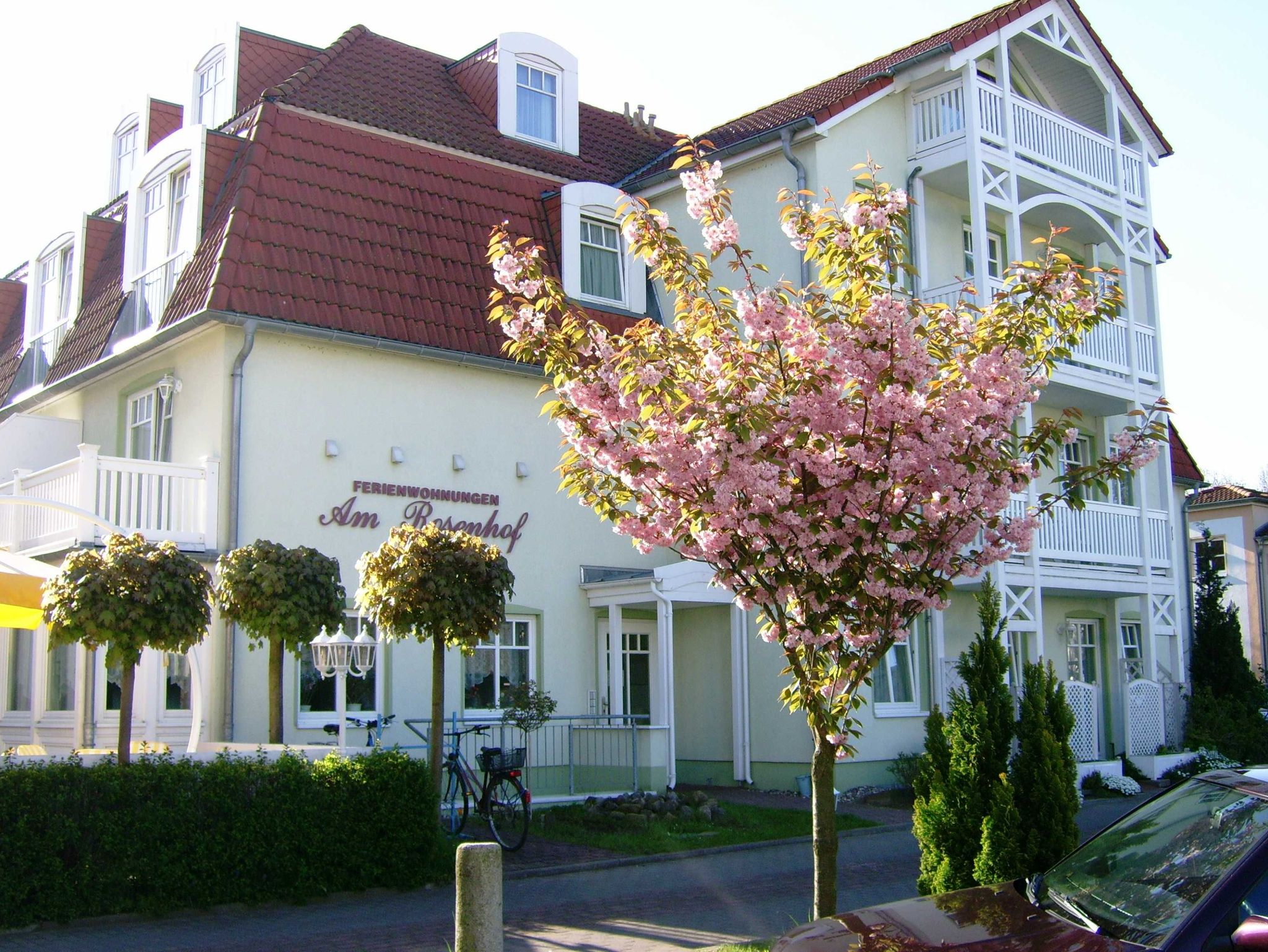 Wohnzimmer mit Zugang zum Balkon