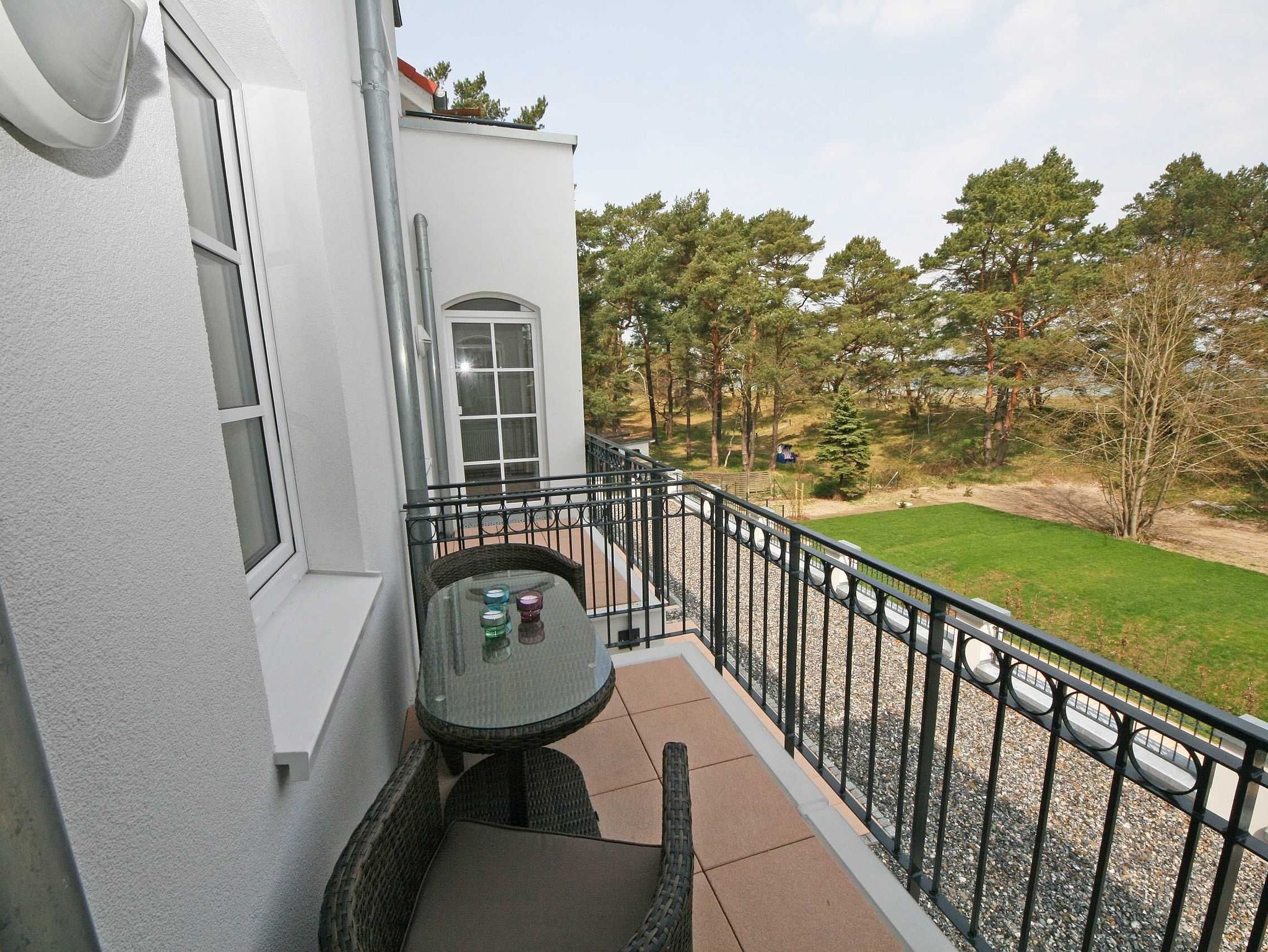 bestuhlter Balkon zur Ostsee